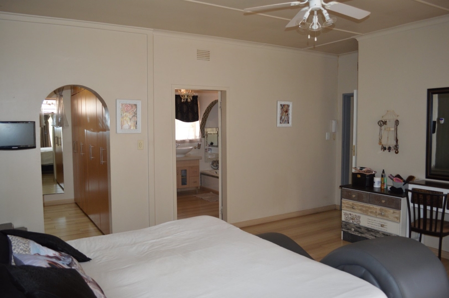 8 Bedroom Property for Sale in Flamwood North West